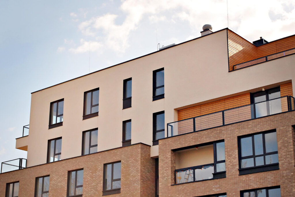 Moderner Mehrfamilienhaus-Neubau mit Balkonen, Symbolbild für die Immobilienbewertung in Gütersloh
