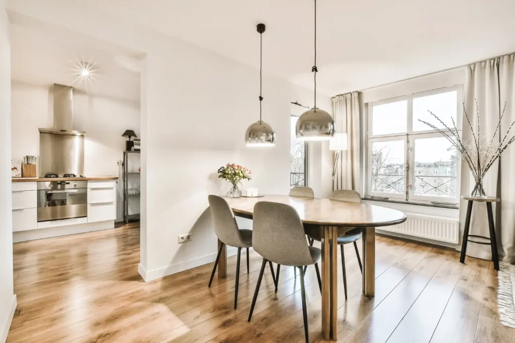 Helle Wohnküche einer Eigentumswohnung, Symbolbild für den Immobilienverkauf in Bielefeld